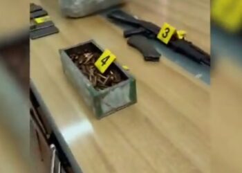 Fishekë dhe kallashnikov në makinë, pranga 2 të rinjve në Elbasan