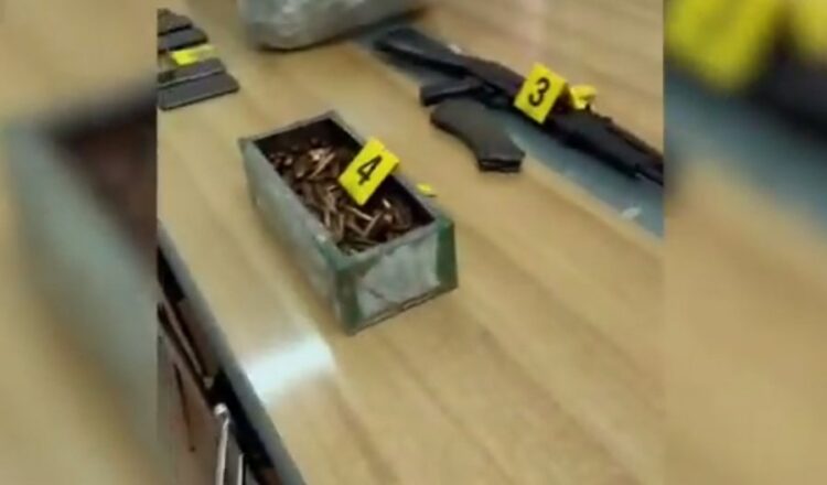 Fishekë dhe kallashnikov në makinë, pranga 2 të rinjve në Elbasan