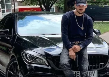 Preu gishtat e rivalit, shqiptari mburret në burgun e Anglisë