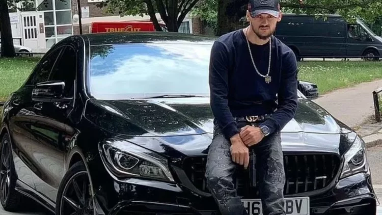 Preu gishtat e rivalit, shqiptari mburret në burgun e Anglisë