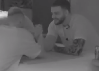 VIDEO/ Fationi bën mundje dore me Bardhin, ja kush fitoi