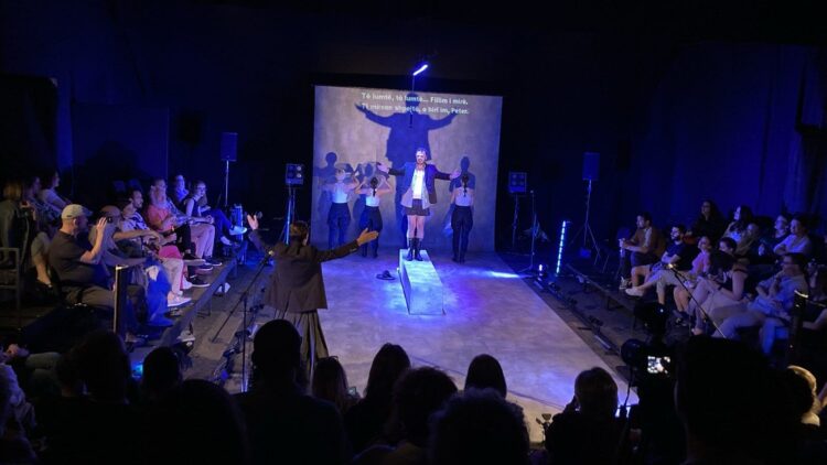 Skandal/ Policia e Ballës mban peng e dhunon artistët nga Kosova