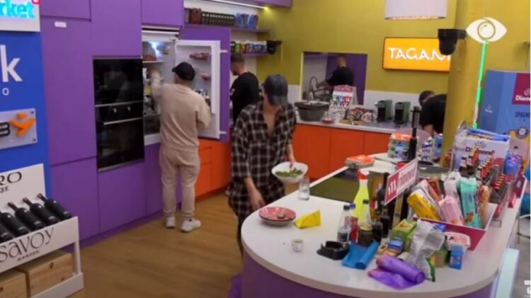 VIDEO/ Erjola nuk përmbahet: Bëjnë flokët me llak, por hanë zhul