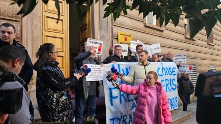 Respektoni Himarën! Mbështetës të Belerit para Gjykatës Kushtetuese