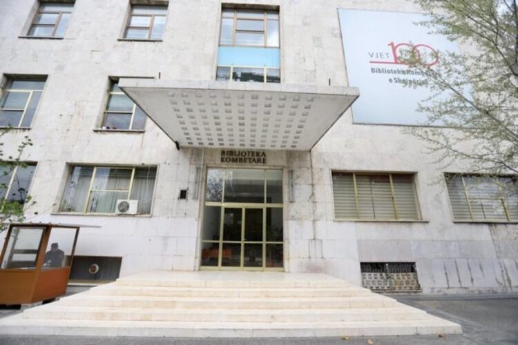 Vasili: Librat në Bibliotekën Kombëtare ruhen në kuti bananesh!