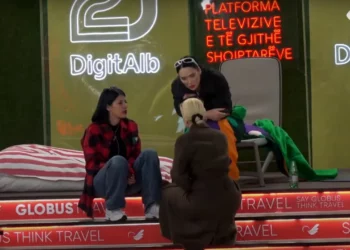 “Fle me pulat, të tundi…”, aleanca e banoreve kundër Sarës (VIDEO)