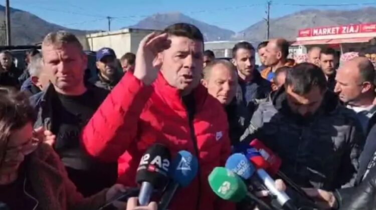 Blegtorët protestë në Gjirokastër, bllokojnë aksin Kardhiq-Delvinë