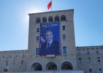 Vizita e Blinken, Tirana mbushet me flamuj dhe poster gjigant