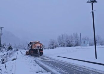 Dëborë në disa akse rrugore të vendit, ARRSH paralajmëron shoferët