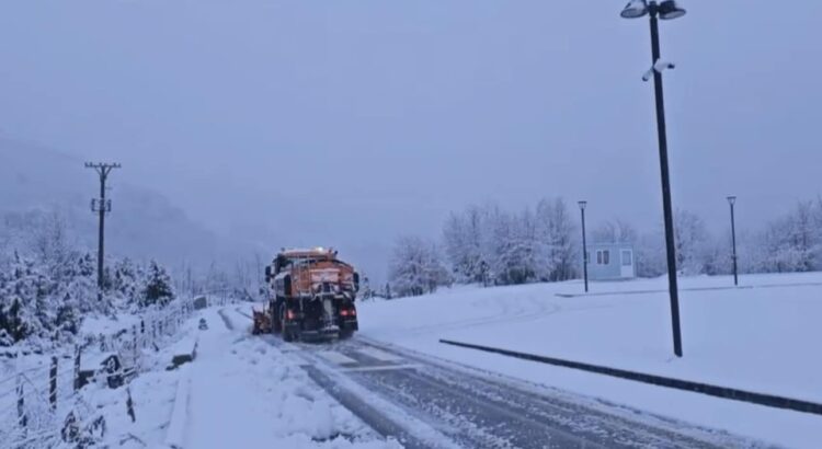 Dëborë në disa akse rrugore të vendit, ARRSH paralajmëron shoferët