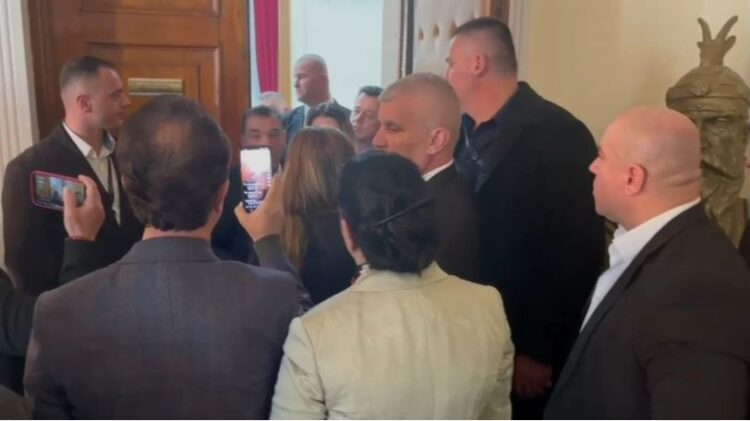 Përplasje në Komisionin e Zgjedhores, Garda s’lejon deputetët e PD