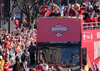 Të shtëna me armë në paradën e Super Bowl, disa të plagosur