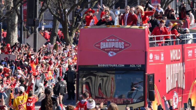 Të shtëna me armë në paradën e Super Bowl, disa të plagosur