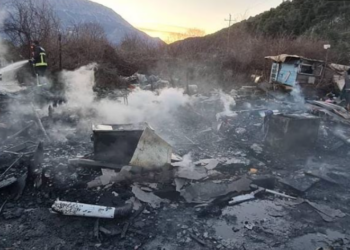 Digjen disa baraka/ 4 të vdekur, tre prej tyre të mitur