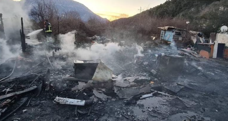 Digjen disa baraka/ 4 të vdekur, tre prej tyre të mitur