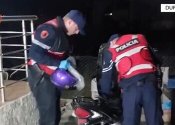 EMRI/ I gjetën në banesë 2 pistoleta, arrestohet një person në Durrës