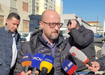 Pa bonus qeraje/ Banorët e Durrësit rrezikojnë jetën, futen në banesat e prishura nga tërmeti