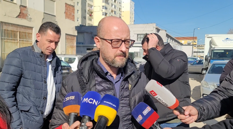 Pa bonus qeraje/ Banorët e Durrësit rrezikojnë jetën, futen në banesat e prishura nga tërmeti