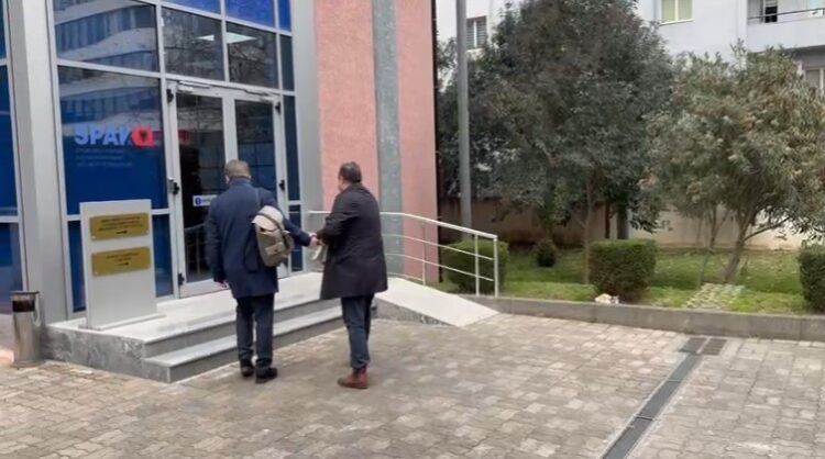 Nën hetim për korrupsion, mjeku Edvin Prifti paraqitet në SPAK