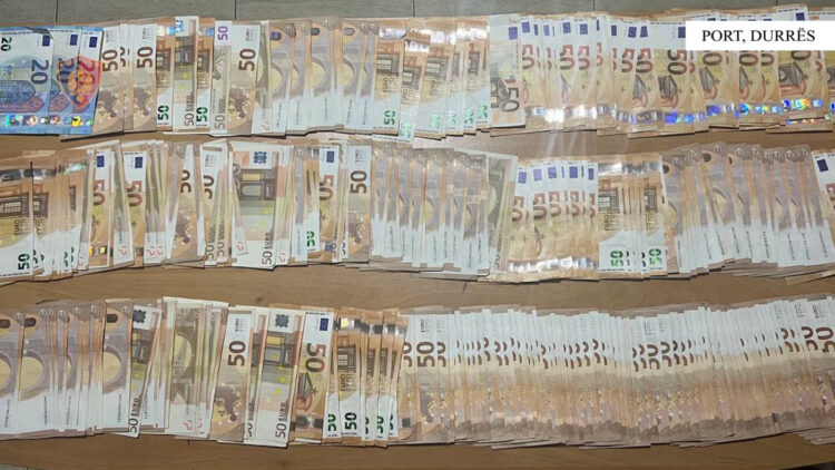 Mijëra euro e paund të padeklaruara, ndalohen tre persona