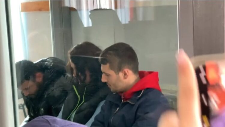 Vranë babain, tre fëmijët dalin me kokën e ulur përpara gjykatës