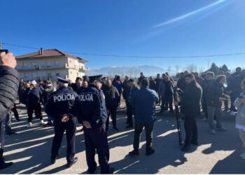 U mbeti molla stok! Fermerët e Maliqit bllokojnë aksin Korçë-Pogradec