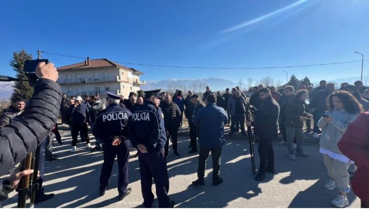 U mbeti molla stok! Fermerët e Maliqit bllokojnë aksin Korçë-Pogradec