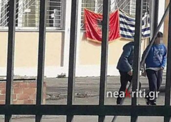 Nxënësja shqiptare vendos flamurin kuqezi në shkollë, tërbohen grekët