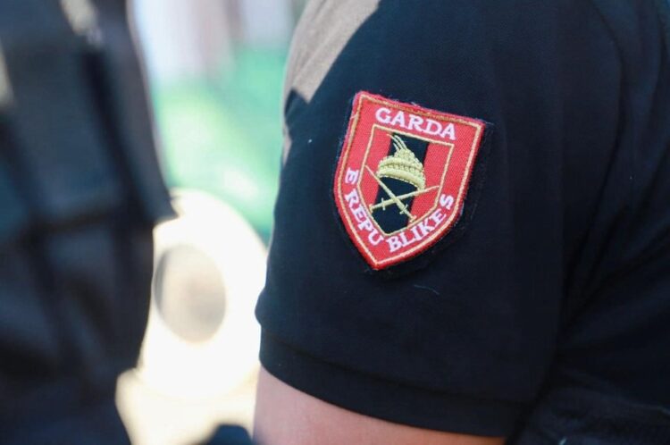 Gardisti denoncoi vjedhjen e armës në banesë, policia po heton…