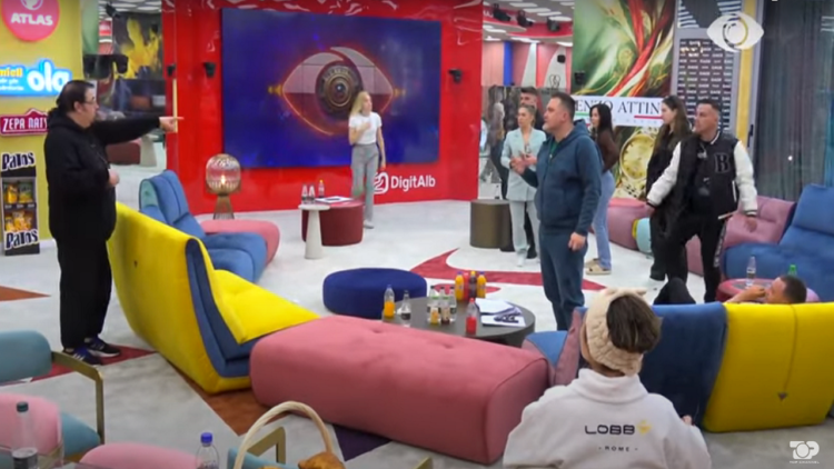 “Pusho, ti nuk merr vesh”, debat mes banorëve: Më ler…