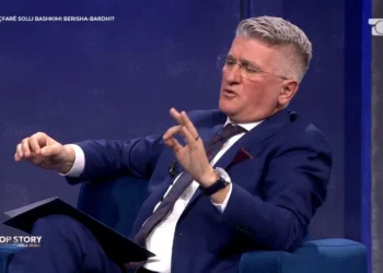 “Gjuhë rrugaçe”, Gjekmarkaj përplaset me gazetarin: Bullist, fol tamam