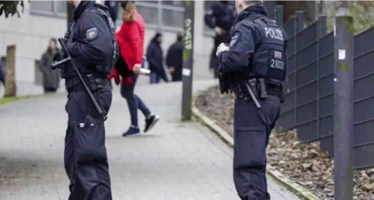 E rëndë në Gjermani, nxënësi qëllon me thikë 4 bashkëmoshatarë