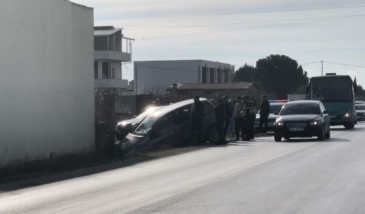 Makina del nga rruga, përfundon në kanal
