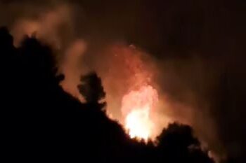 Flakët përfshijnë zonën pyjore në Memaliaj, dyshohet se