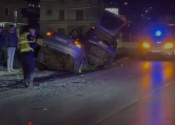 Dy makina përplasen mes tyre dhe përfundojnë në kanal