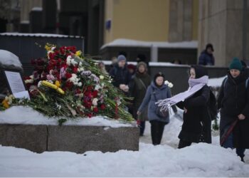 Rusët bëjnë homazhe për Alexei Navalny, mbi 400 të arrestuar