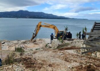 IKMT në aksion, nis shembjen e ndërtimeve pa leje në Ksamil