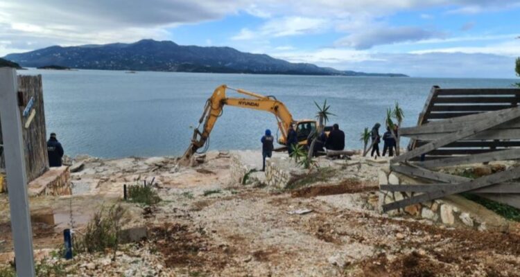 IKMT në aksion, nis shembjen e ndërtimeve pa leje në Ksamil