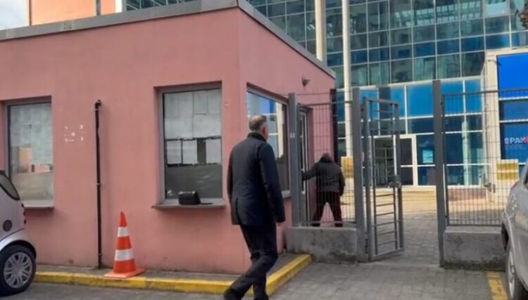 Ish-ministri i Shëndetësisë, Ilir Beqaj paraqitet në SPAK