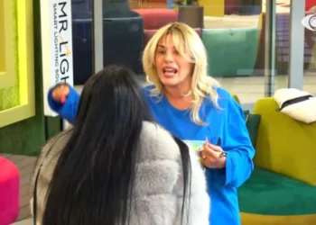 VIDEO/ Sara e Ilnisa sherr për Bardhin: Je si ndrikullat…