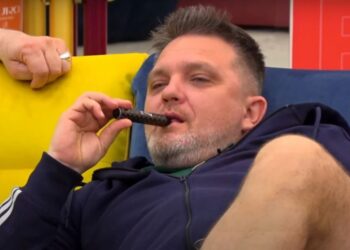 “Vëllai im u vesh me fustan”, Juli tregon sekretin: Kemi ikur…