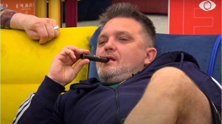 “Vëllai im u vesh me fustan”, Juli tregon sekretin: Kemi ikur…