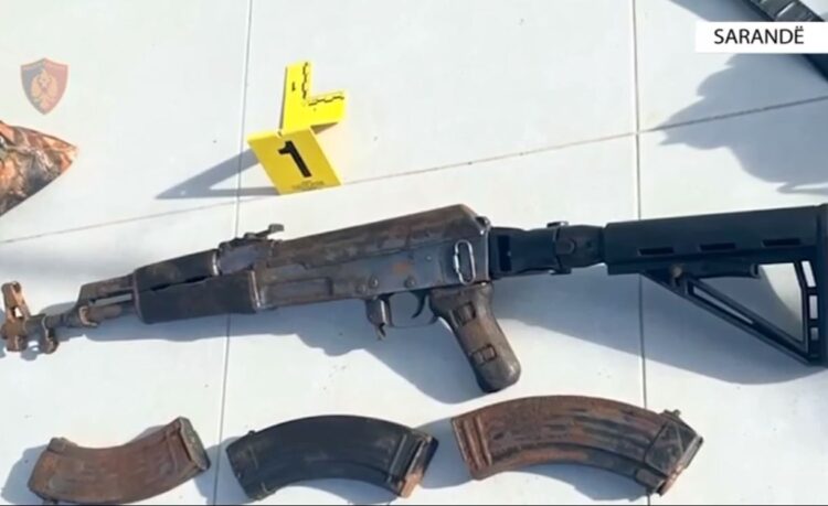 Kallashnikov dhe municion luftarak në banesë, arrestohet 31-vjeçari