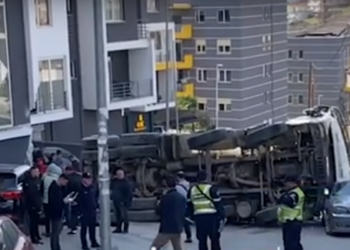 Kamioni përmbyset dhe merr para disa makina, një i lënduar