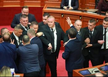 Emrat/ Nuk ndalet PS, kërkon përjashtimin e 4 deputetëve të PD-së