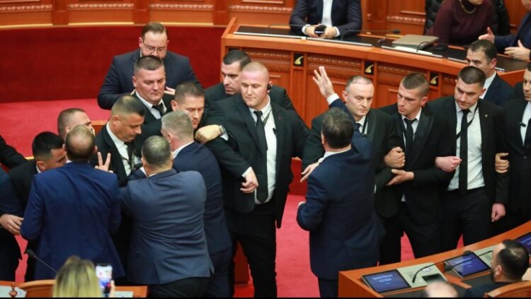 Emrat/ Nuk ndalet PS, kërkon përjashtimin e 4 deputetëve të PD-së