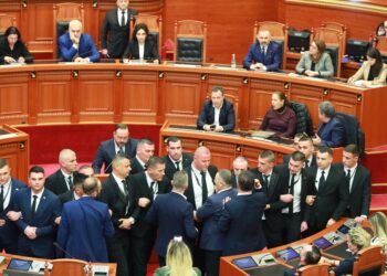 Për shpërdorim detyre, Bardhi gati padinë për kryetaren e Kuvendit