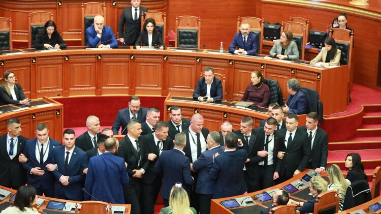 Për shpërdorim detyre, Bardhi gati padinë për kryetaren e Kuvendit