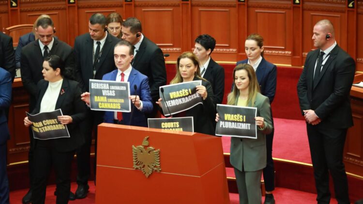 Nuk ndalet PS-ja, kërkon përjashtimin edhe të dy deputetëve opozitarë