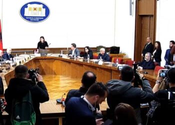 Pse jeni fshehur? Opozita përplaset me Felajn në Byronë e Kuvendit